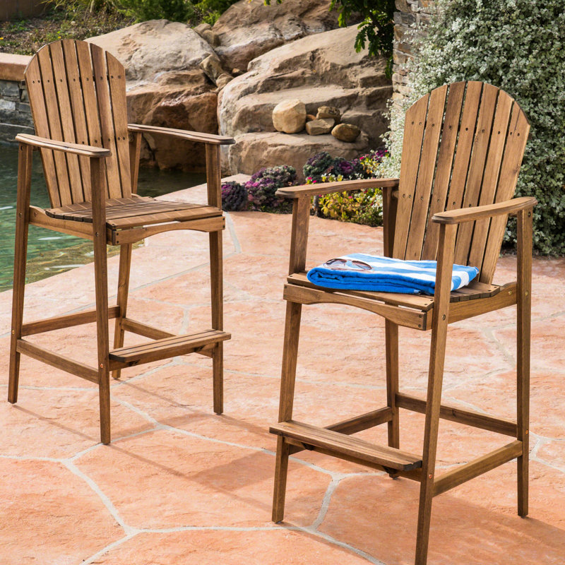 Bois d'extérieur de 2 po au fini teint naturel avec dossier à lattes et siège haut confortable pour une utilisation à l'intérieur avec patio
