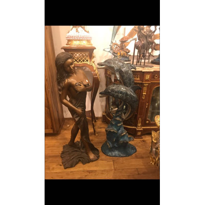 Benge, belles femmes tenant une statue drapée