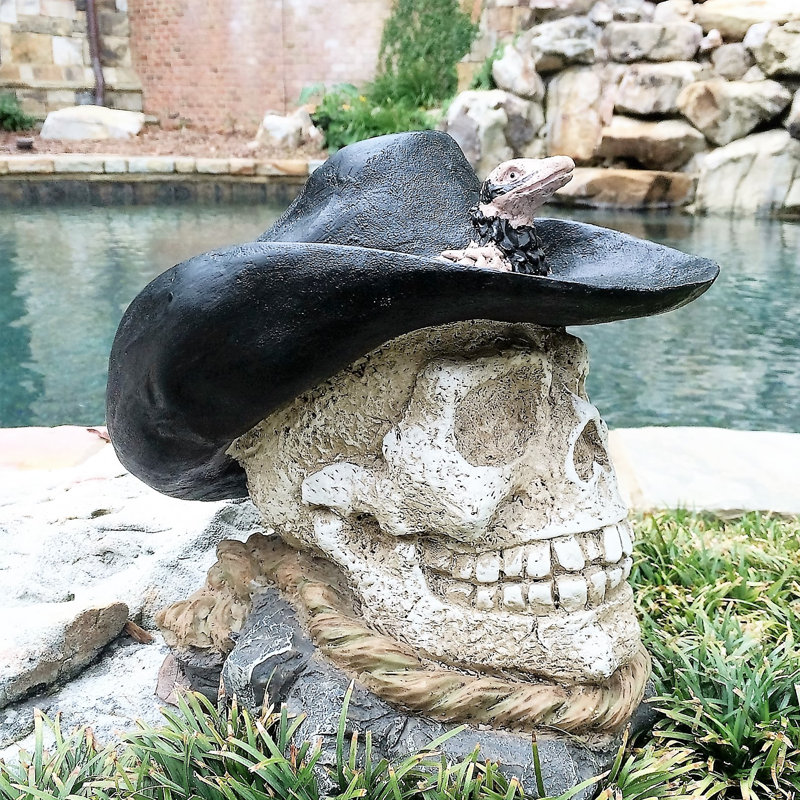 Statue de crâne de cowboy avec un hochet