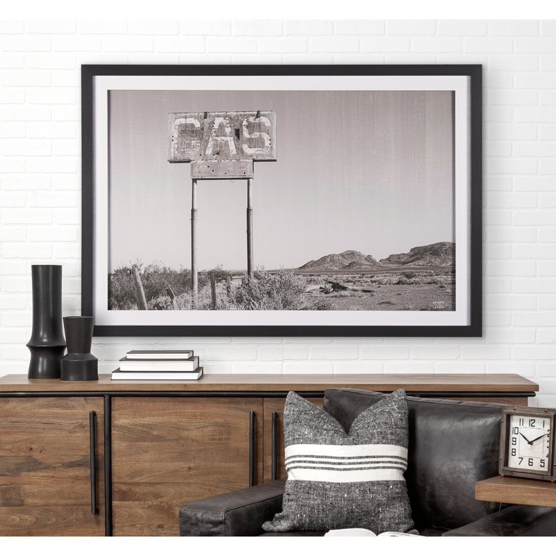 «Southwest Gas Station» par Nathan Larson, reproduction d'art encadrée à la main mat sous verre