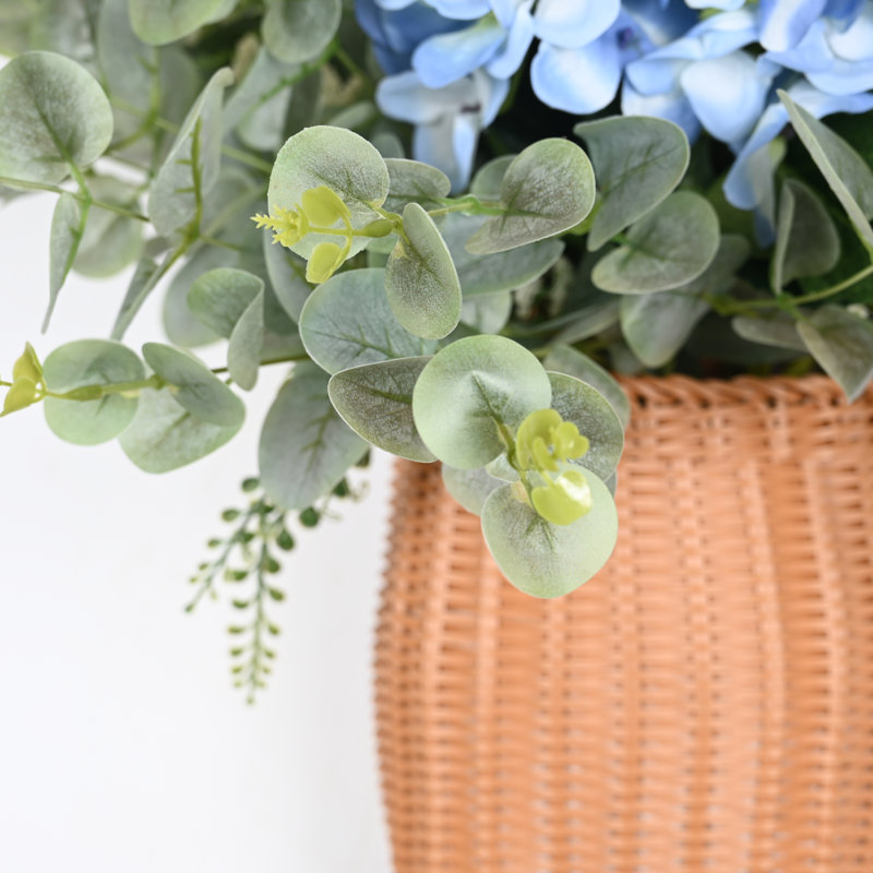 Arrangement floral d'hortensia artificiel printemps-été avec panier pour porte d'entrée murale, Bleu