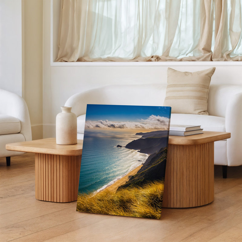 Toile, "Un paysage côtier à couper le souffle capturé à partir d'un point de vue élevé", présentant une vue imprenable sur une plage de sable