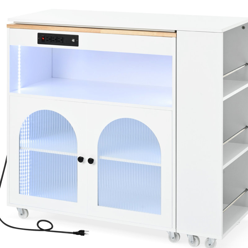 Îlot de cuisine avec prises de courant et lumières à DEL - table allongée, porte en verre cannelé, tablette de rangement, 3 tablettes ouvertes, ports blancs, blanc, style contemporain