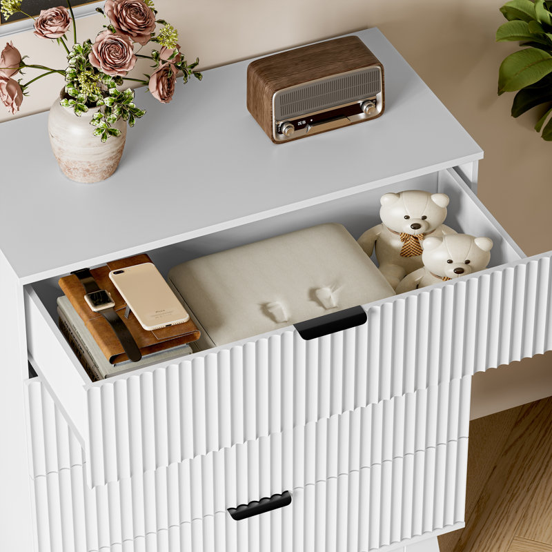 Commode à 4 tiroirs l 31,5 po, commode en MDF avec poignée en métal pour chambre à coucher et salon, Blanc