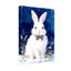 Lapin de Noël blanc avec nœud papillon sur fond enneigé-954056278