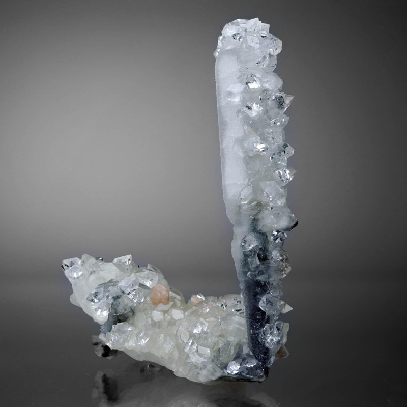 Apophyllite «Lollipop» avec calcite sur stalactite agate