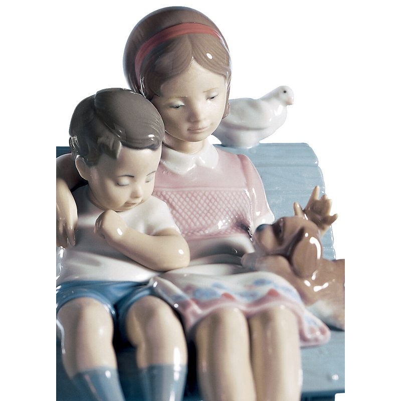 Figurine entourée d’amour pour enfants