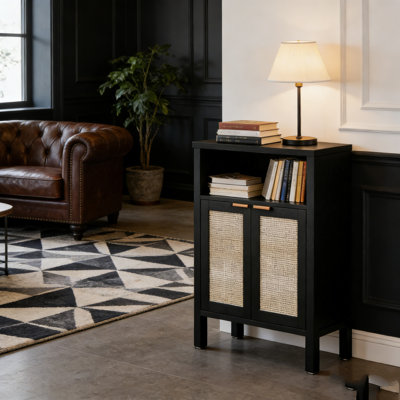 Buffet de style nordique avec tablettes réglables et portes en rotin pour un rangement polyvalent.
