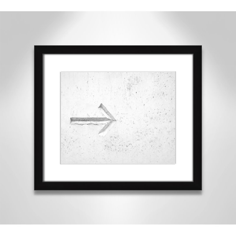 Flèche sur fond blanc par Nik, Blanc, Cadre noir, H 13 po x l 15 po x P 1,25 po