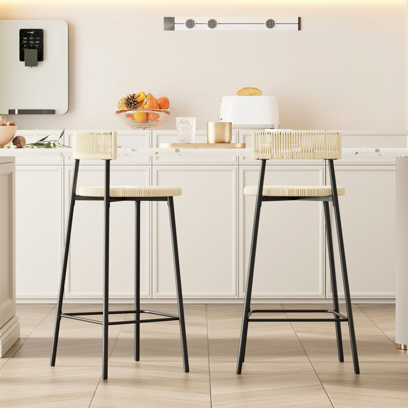 Ensemble de 2 tabourets de bar en corde de papier tressée à la main. Chaises de bar décoratives pour la maison. Structure en métal noir, siège blanc crème. Polyvalents et faciles à installer, surtout dans un restaurant.