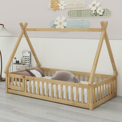 Lit pour lit d'enfant avec lattes et garde-corps avec clôture et porte