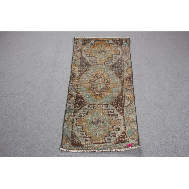 Tapis turc rétro vert offrant un charme bohémien idéal pour le vestibule ou comme petit tapis de porte