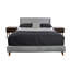 Grand lit tapissier avec 2 tables de chevet