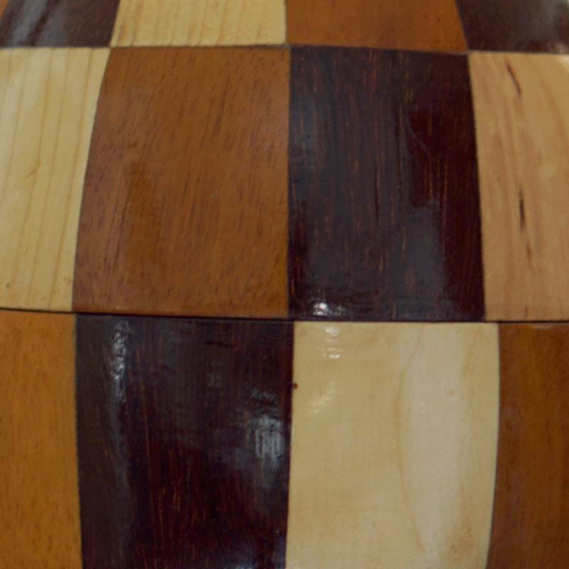 Sculpture à carreaux en bois et coquille de noix de coco