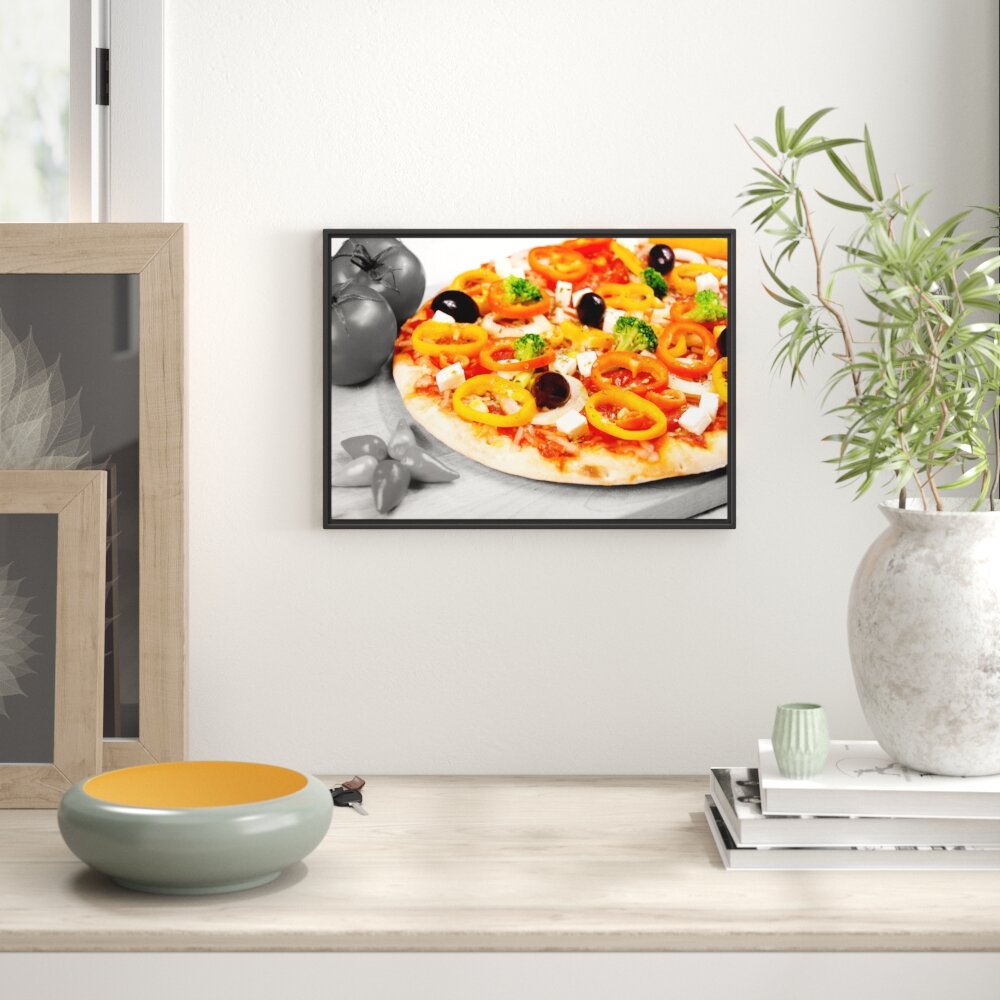 Gerahmtes Wandbild Pizza mit Oliven und Hirtenkäse