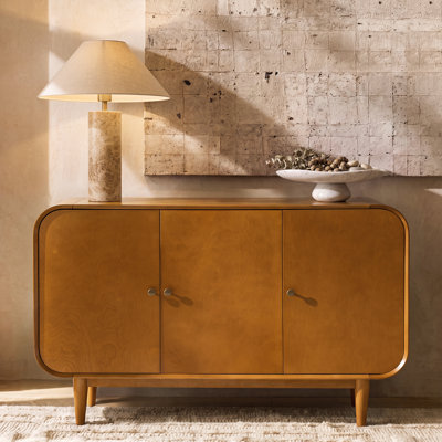 Buffet incurvé Alee de 122 cm de large, style moderne du milieu du siècle, avec étagères réglables et système de gestion des câbles.