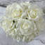 Roses avec fleurs artificielles dans un vase