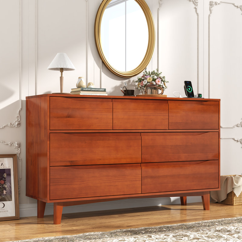 Commode 7 tiroirs en bois massif 55,12 po avec 2 prises et 2 ports USB, Bois naturel