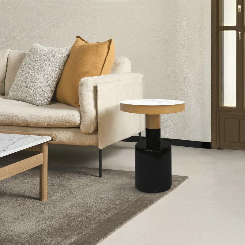 Table de bout ronde de 20 po, plateau en marbre blanc naturel à bande dorée, base en piédestal en fer recouvert d'émail noir