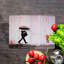 Planche à découper panoramique en verre inspirée de Banksy avec une scène pluvieuse avec un parasol coloré sur une planche à découper pour une décoration unique-114446736