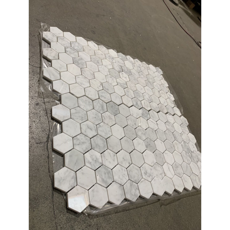 Mur en nid d’abeille en marbre 2 po x 2 po et carreaux de sol
