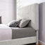 Grand lit plateforme tapissier en pierre Minky