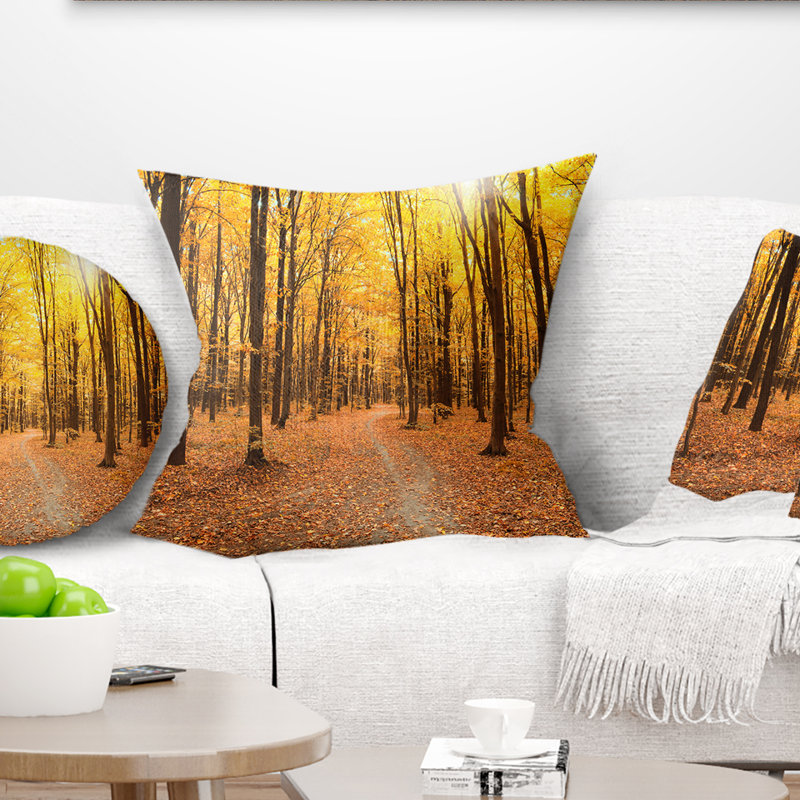 Coussin Yellow Treetops in Fall Forest, 18 po x 18 po, Carré