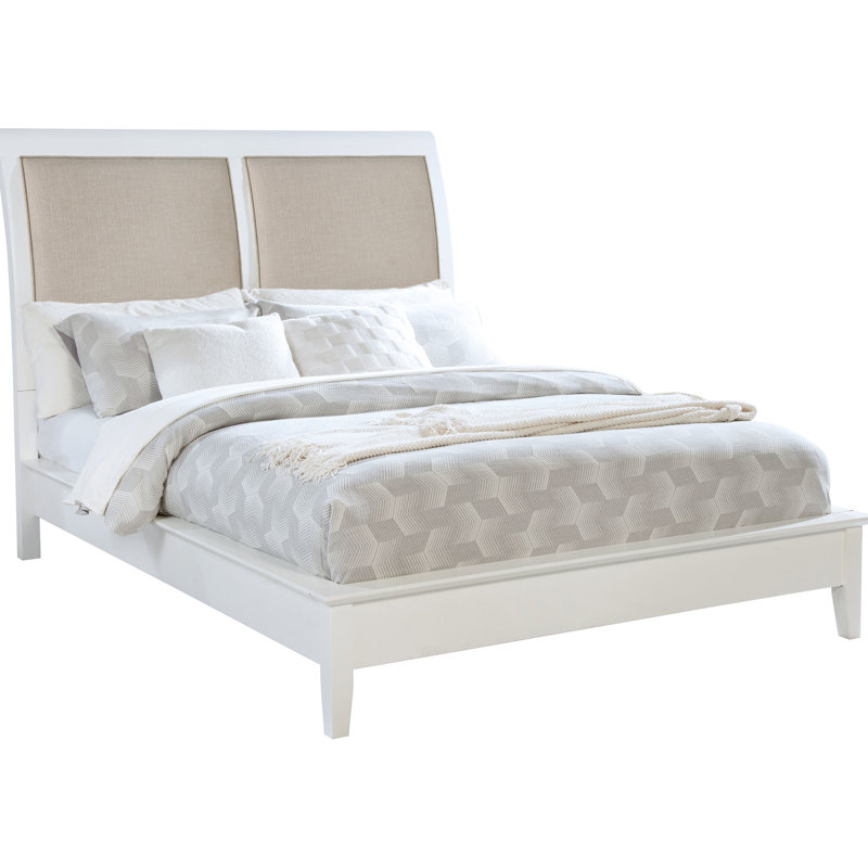Grand lit côtier avec finition blanche, tête de lit tapissier à deux panneaux et tête de lit rembourrée en mousse de lin, détails pieds de support stables pour la chambre à coucher