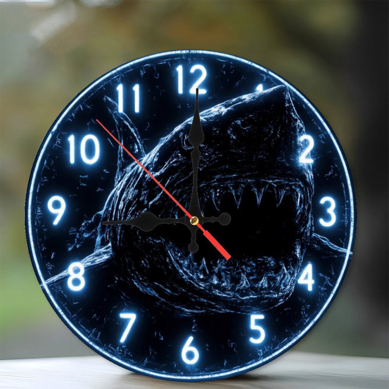 Horloge avec requin menaçant
