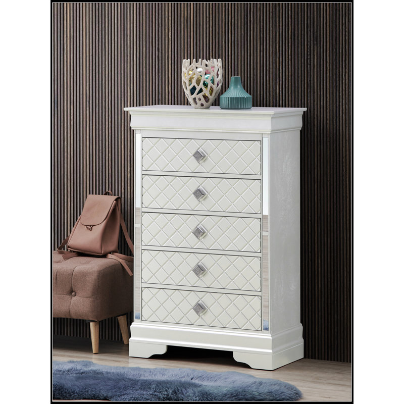 Commode Verona G6700-CH avec accents de lumière DEL et poignées de tiroir chromées, alliant élégance traditionnelle et sophistication moderne
