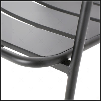 Chaise confortable Conrad pour une détente ultime et un patio élégant