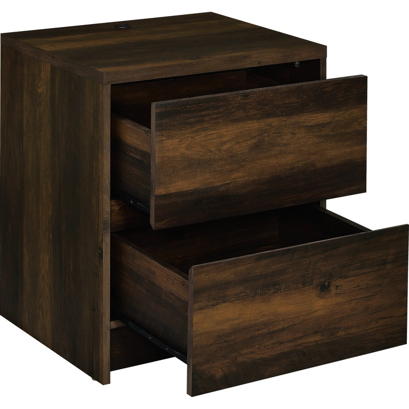 Table de chevet foncé en pin avec 2 tiroirs, charge en A et C, éclairage à détecteur de mouvement. Garde les articles de chevet soigneusement rangés dans le grain du bois du tiroir, prise intégrée, ajout pratique à toute chambre à coucher