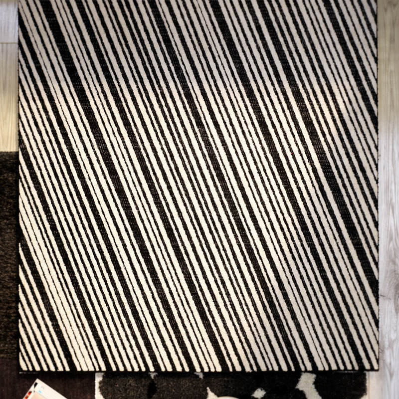 Tapis noir à rayures Zofia, Rectangle 6 pi 7 po x 9 pi 6 po