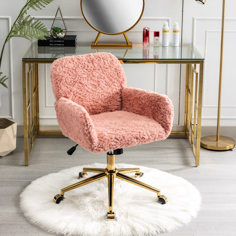 Fauteuil de bureau à assise large rose, piètement en métal doré, pour un environnement d'étude productif et respirant.