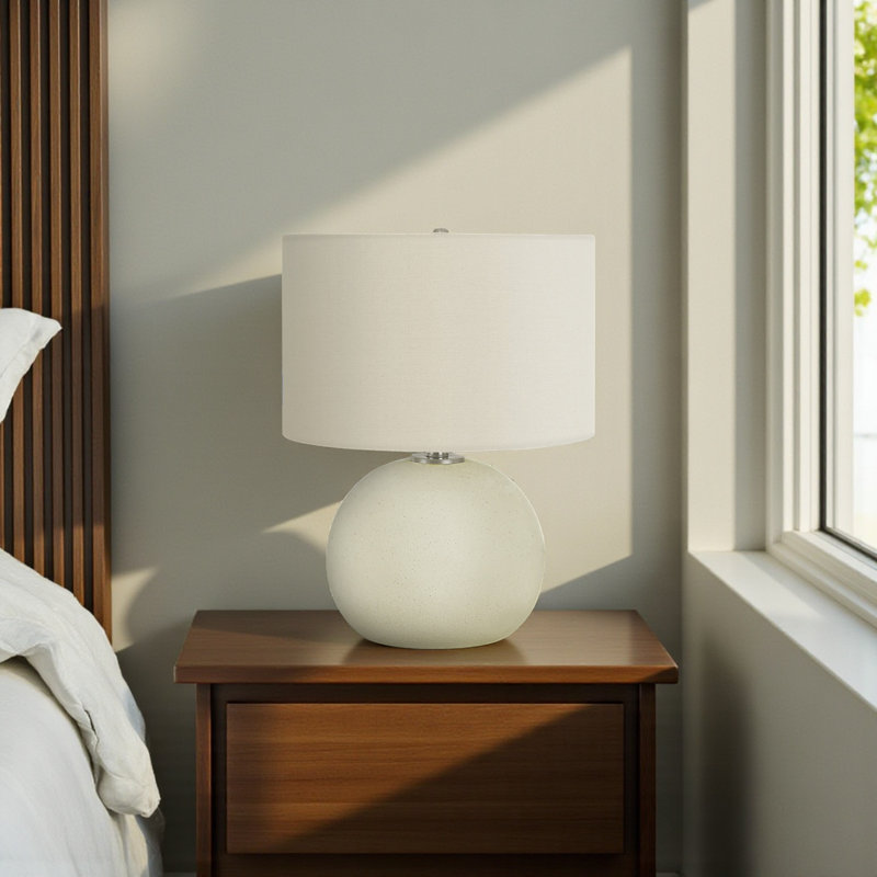 Lampe de table standard à abat-jour ivoire et crème Mya, H 18,04 po x l 13,87 po x P 13,87 po