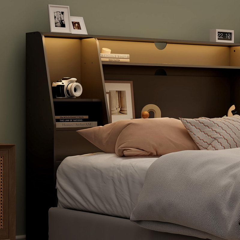 Tête de lit bibliothèque moderne avec lumières DEL et station de charge intégrée, tête de lit avec tablettes ouvertes pour la chambre à coucher