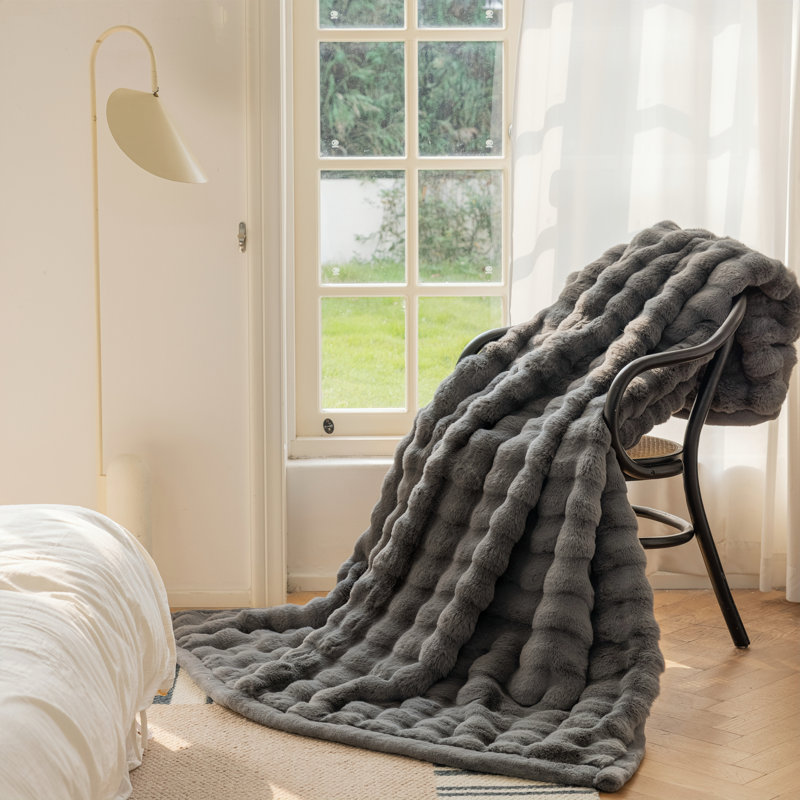Couverture en fausse fourrure de lapin, L 39 po x L 63 po, Gris pâle