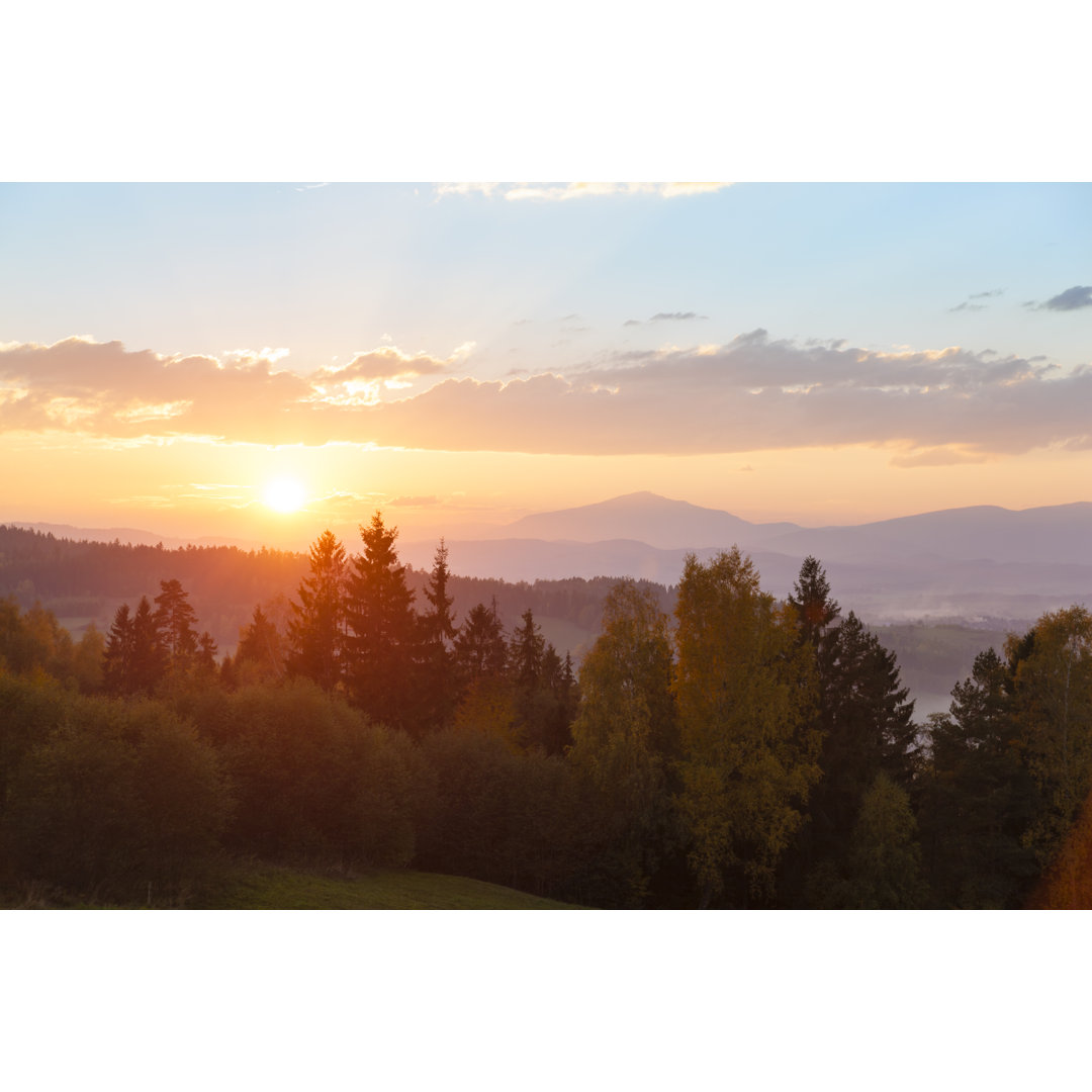 Sonnenuntergang über Wald und Bergen by Brzozowska - Leinwandbild