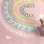 Tapis pour enfants avec arc-en-ciel et cœurs pour chambre de bébé aux couleurs pastel-114569684-82997785