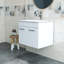 Meuble-lavabo mural 24 po avec lavabo, portes doubles, charnières à fermeture douce, longues poignées en métal, lavabo en céramique, finition blanc brillant