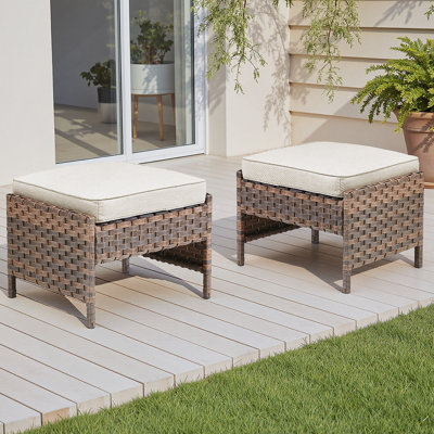 Ensemble de 2 repose-pieds d'extérieur en rotin brun avec coussin beige pour cour arrière ou terrasse