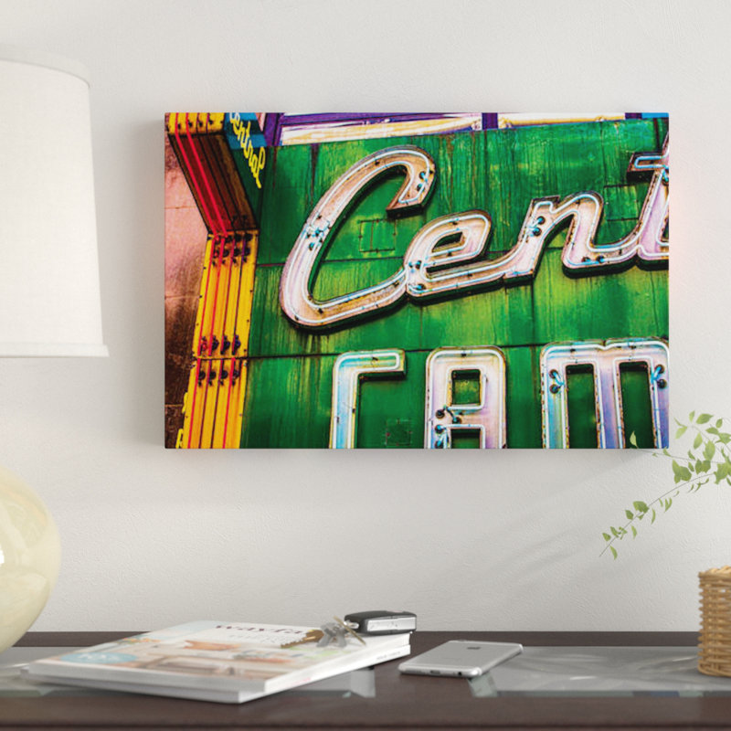 « central camera », art textuel sur toile, H 8 po x l 12 po x P 0,75 po