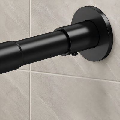 Une tringle de rideau de douche murale noire permanente réglable de 28 à 90 po; un perçage est requis, et la tringle a une capacité de charge maximale de 60 lb et une conception antidérapante pour une utilisation dans la salle de bain.
