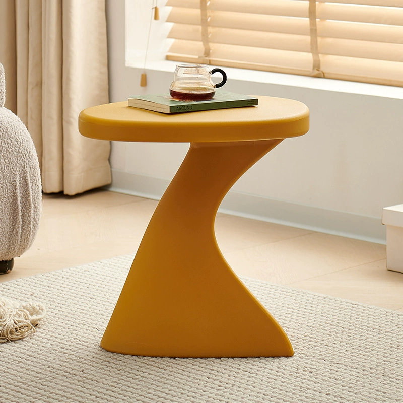 Salon simple avec table de bout, balcon créatif avec petite table basse, table de chevet Modern Home., Jaune