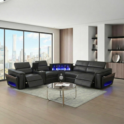 Canapé d'angle moderne quatre places avec console de lecture, haut-parleur intégré, barre de levage éclairée par DEL, revêtement noir en forme de L, 2 appuie-têtes réglables électriquement et manuellement, chargeur sans fil, ports.