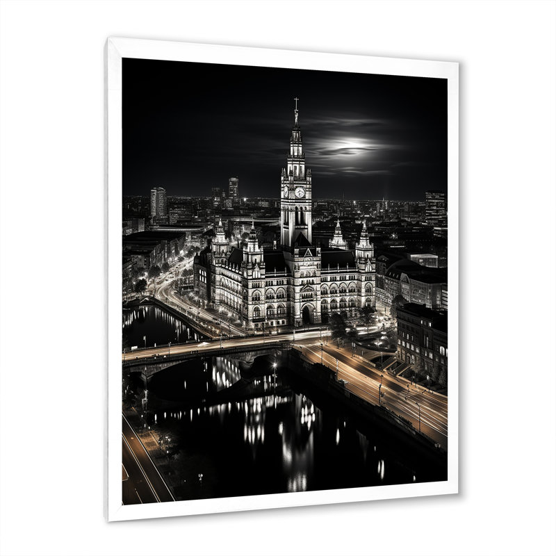 «Laleh Munich Beautiful Cityscape Black», reproduction sur toile, H 32 po x l 24 po x P 1 po, Cadre photo blanc