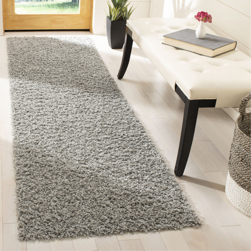 Tapis gris clair en polypropylène tissé à la machine Ashleigh-Marie, Tapis de couloir 2 pi 3 po x 10 pi