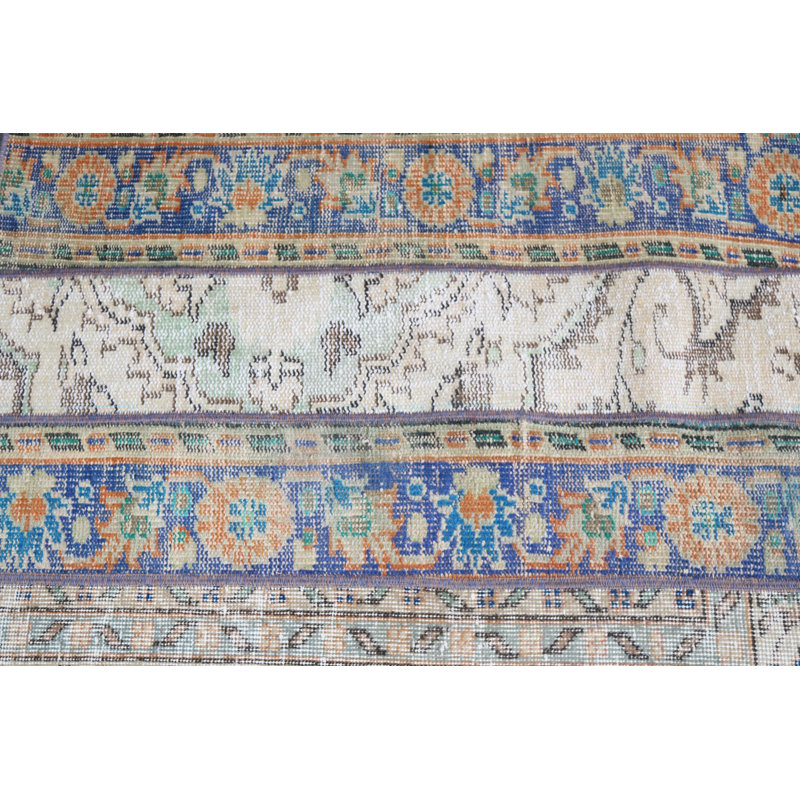 Charmant petit tapis turc antique en patchwork avec une touche de bleu pour les cuisines et les espaces de vie