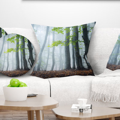 Coussin paysage à feuilles dans la vieille forêt
