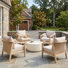 Ensemble de conversation moderne Avalon pour 4 personnes en bois d'acacia et rotin, avec table basse ronde MGO et fauteuils rembourrés pour patio et véranda.